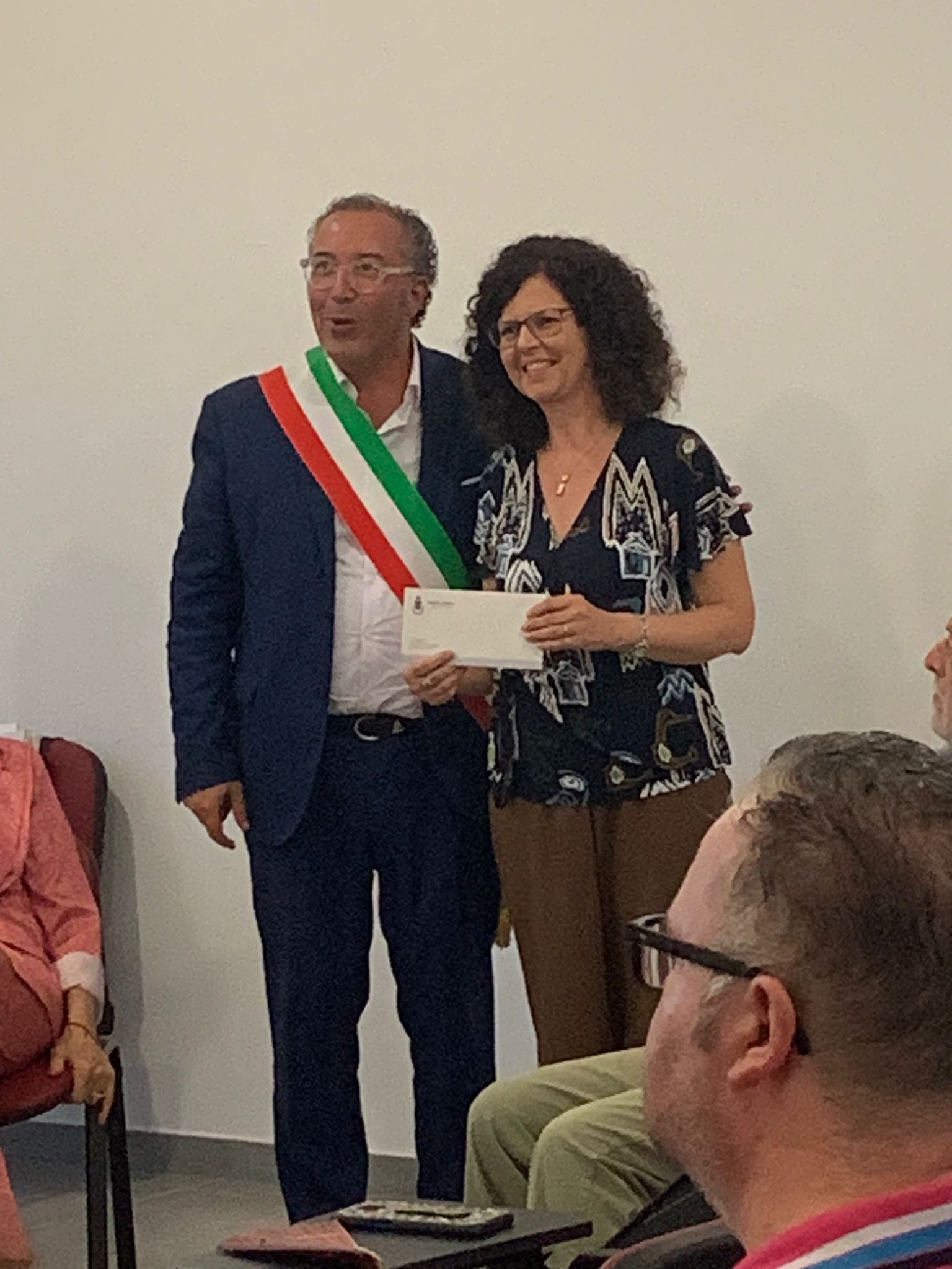 Foto della consegna del premio letterario alla Prof.ssa Zulli